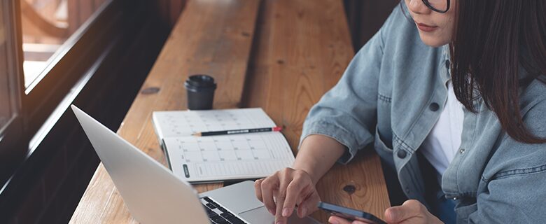 femme-télétravail-smartphone